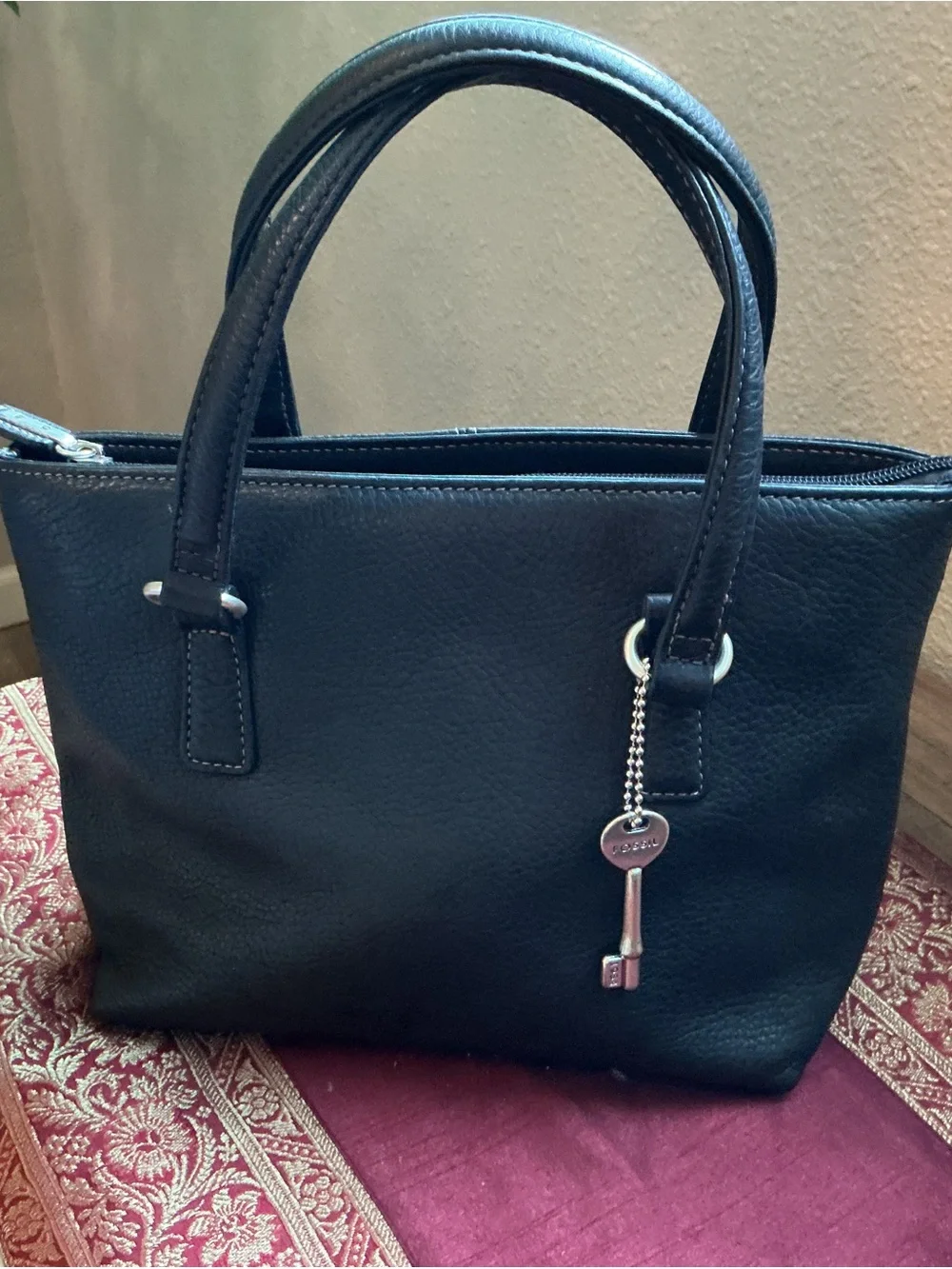 Vintage Fossil 75082 Black Pebbled Leather Handbag W Key Charm EUC
